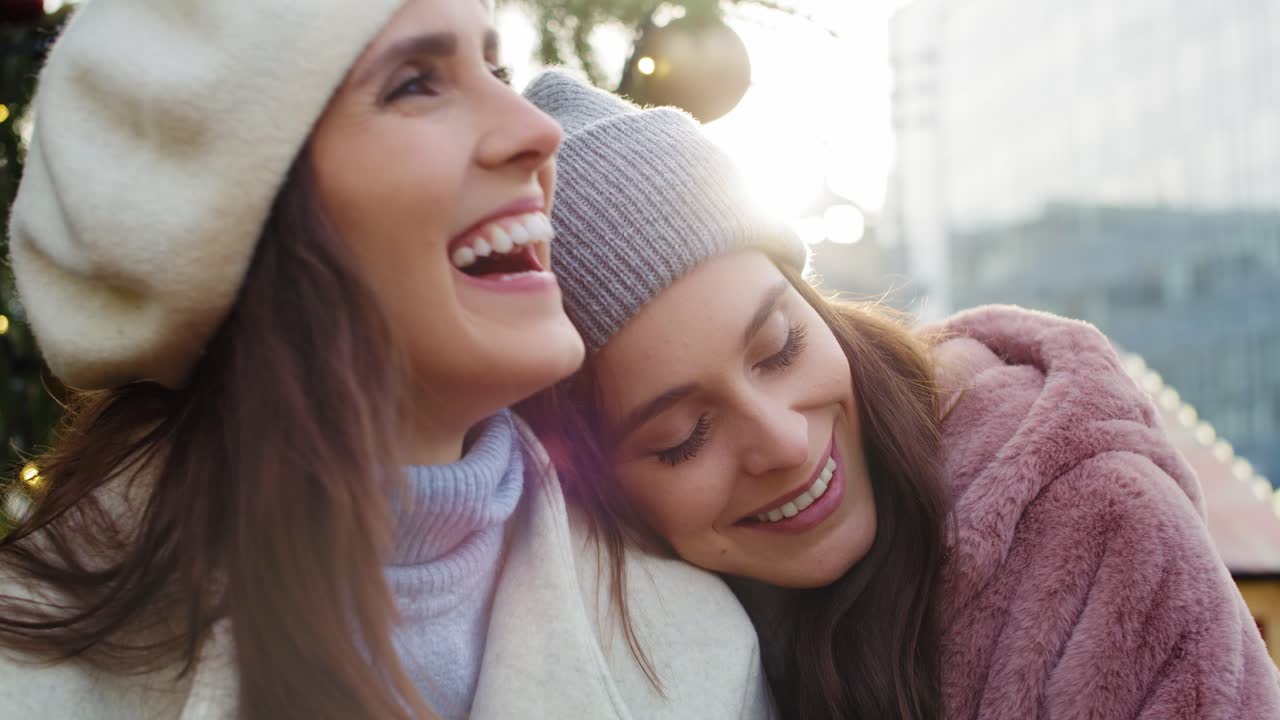 Video di due donne che si abbracciano a Natale