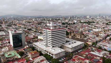 vista aérea del palacio federal adyacente al santuario de nuestra señora de guadalupe en la ciudad de guadalajara en méxico