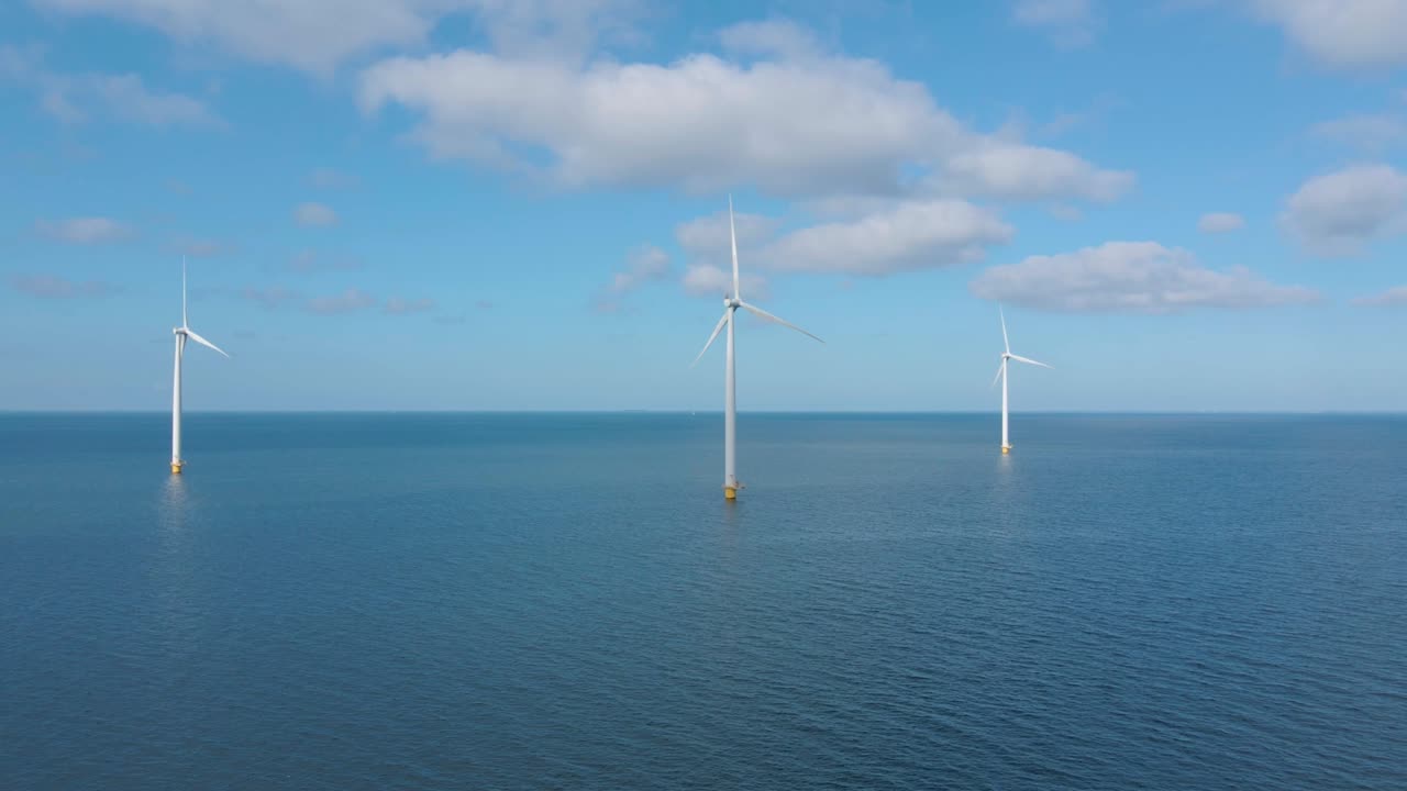 거대한 풍차 터빈, 바다에 있는 해상 풍차 농장, 웨스터메어 풍차 공원, 아름다운 밝은 날에 바다에서 고립된 풍차, 네덜란드, 플레볼랜드, 노르도오스트폴더