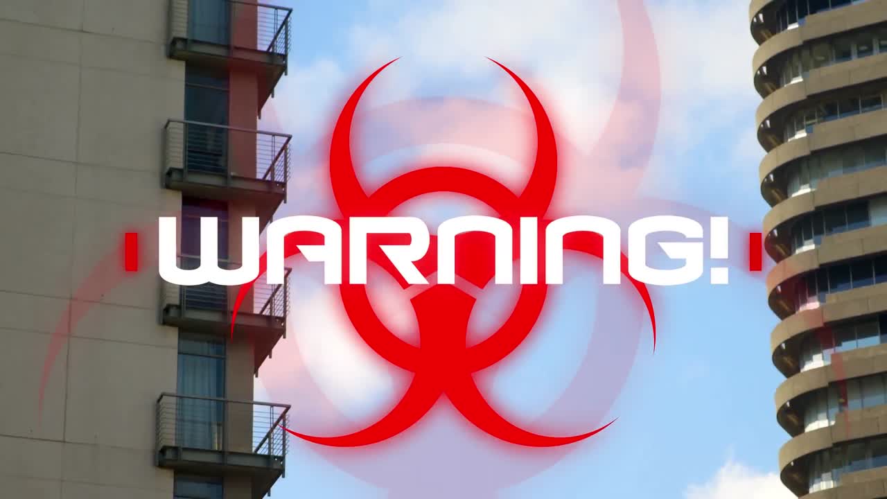 señal de peligro con texto de advertencia contra contra edificios altos