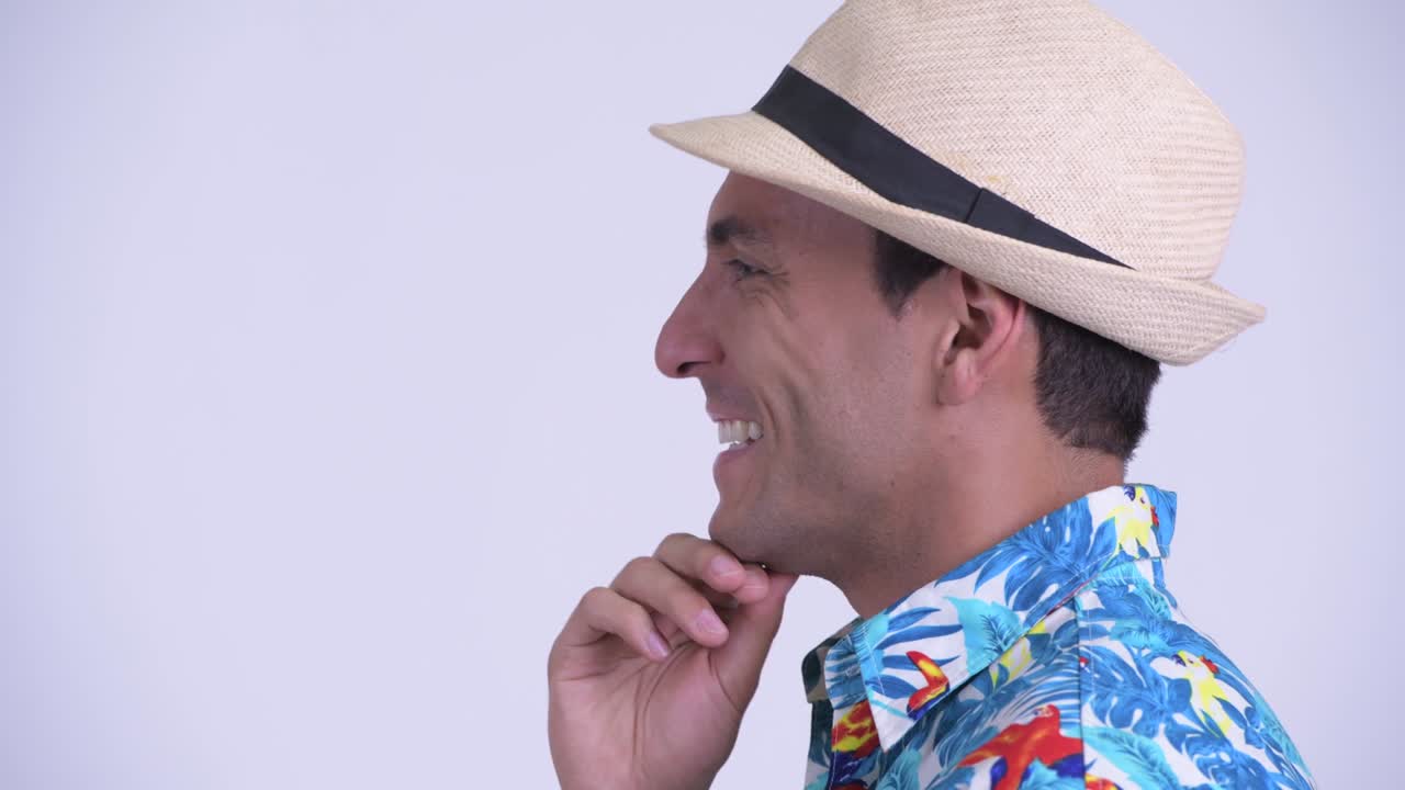 젊은 잘생긴 히스패닉 관광객이 휴가를 준비하고 있습니다.