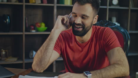 hombre de negocios feliz hablando por teléfono móvil en el lugar de trabajo de casa. conversación de negocios