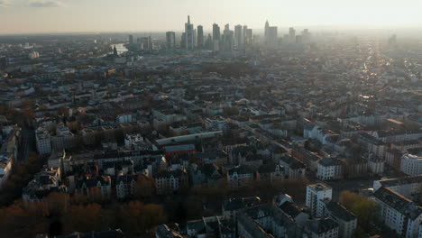 Luftdrohnenansicht-Der-Großstadt-Gegen-Den-Hellen-Himmel.-Kippen-Sie-Die-Skyline-Auf.-Stadtbild-Mit-Wolkenkratzern-In-Der-Innenstadt.-Frankfurt-Am-Main,-Deutschland