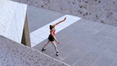 bailarina de ballet actuando en el pavimento 4k