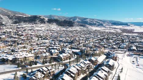 Vista-Panorámica-De-La-Ciudad-Y-La-Ciudad-De-Steamboat-Springs-En-Un-Soleado-Día-De-Invierno-En-Colorado,-Ee.uu.