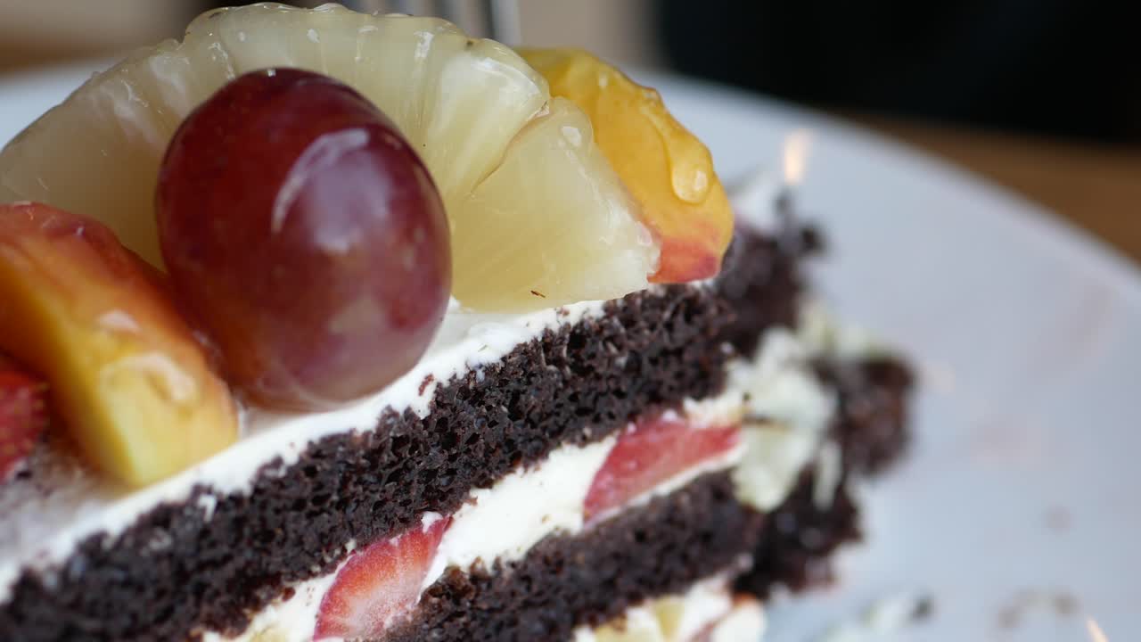 cerca de una rebanada de pastel de chocolate con fruta