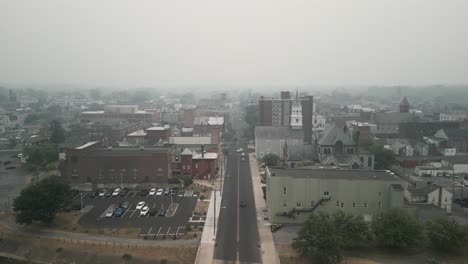 vista aérea de la ciudad cubierta de niebla y neblina
