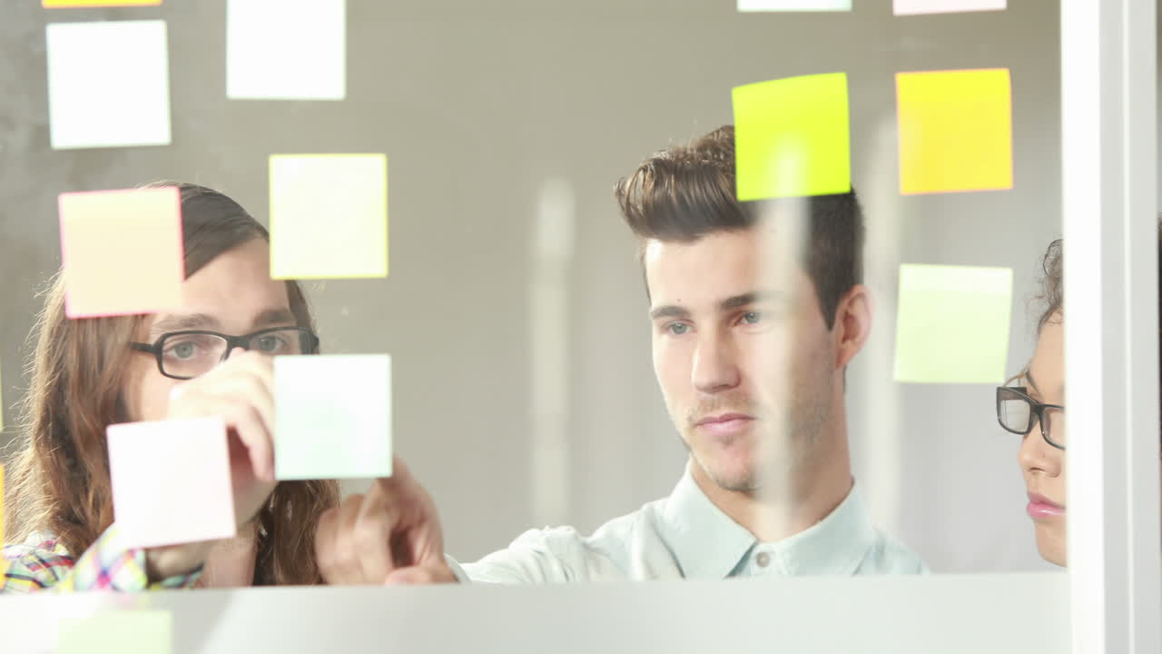 equipo de negocios casual tormenta de ideas con notas adhesivas