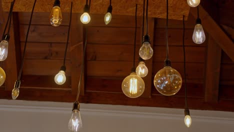 bombillas decorativas colgando del techo de madera, atmósfera cálida