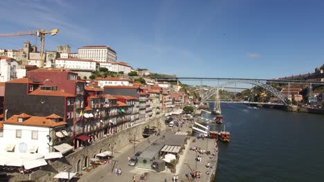 Vista-Aérea-De-Porto-Con-El-Famoso-Puente-Dom-Luis-I,-Casas-Del-Río-Douro-Y-Ribeira,-Portugal