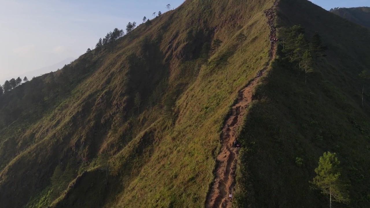 Veduta aerea del percorso di arrampicata del Monte Andong tramite il campo base di Temu Kidul. Filmato drone di sentiero escursionistico a Giava Centrale, Indonesia