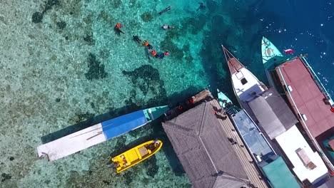 La-Gente-Aprende-A-Bucear-En-El-Muelle-De-La-Isla-De-Kanawa,-Labuan-Bajo,-Indonesia