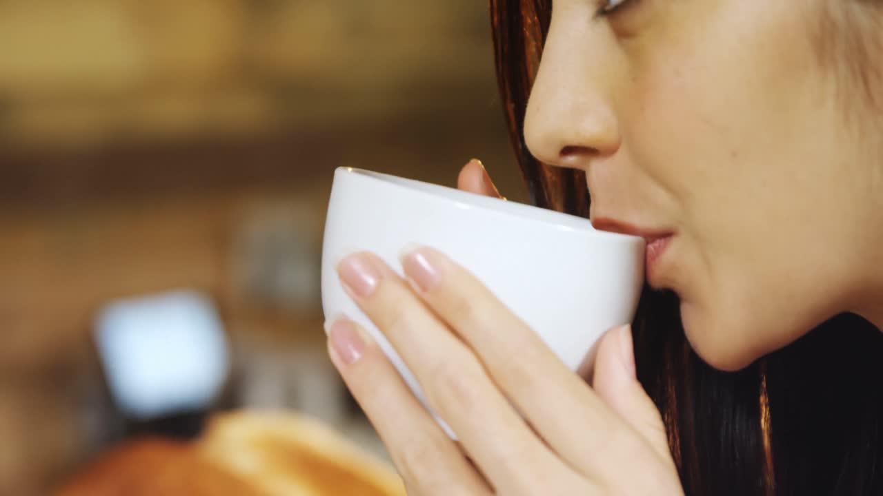 카페 4k에서 커피를 마시는 여자