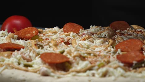 preparando una deliciosa pizza con ingredientes