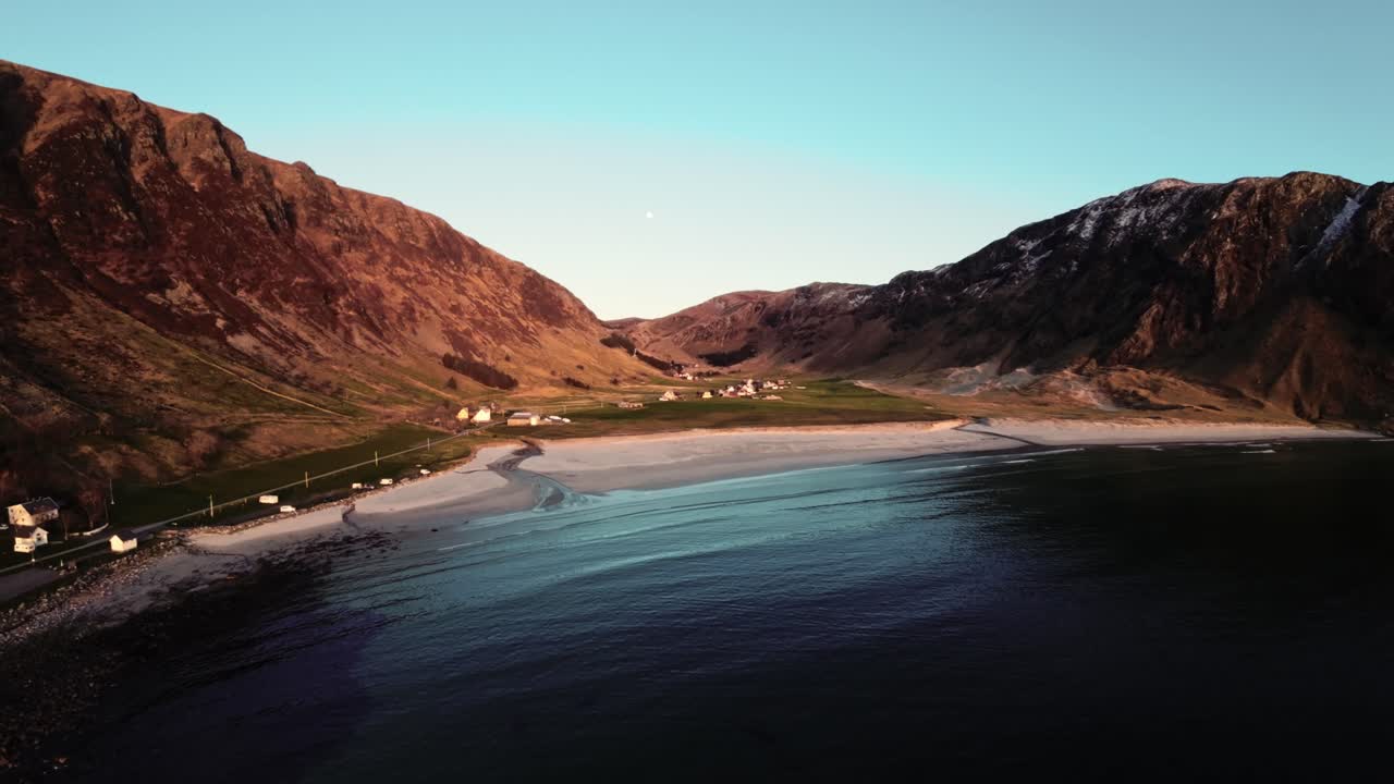 hermosa playa de surf remota de hoddevik en noruega, vista aérea