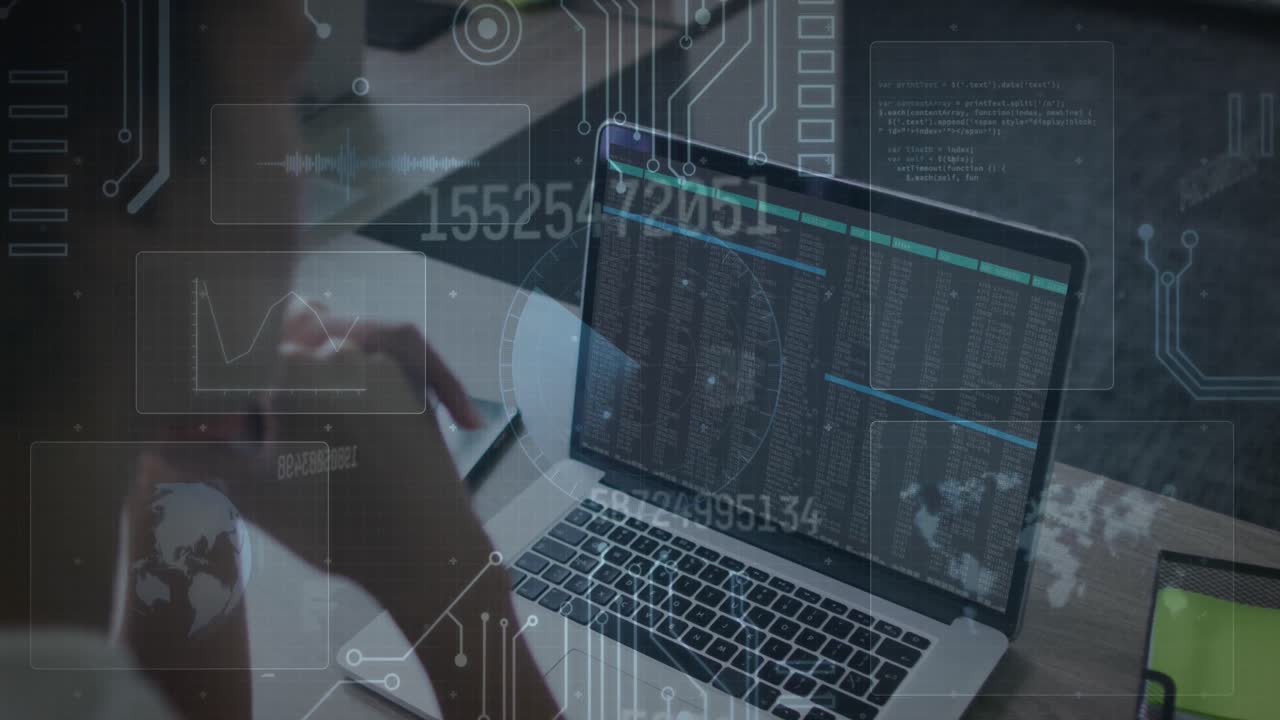 animación de la interfaz con procesamiento de datos contra una mujer biracial teniendo una llamada de video en la computadora portátil.