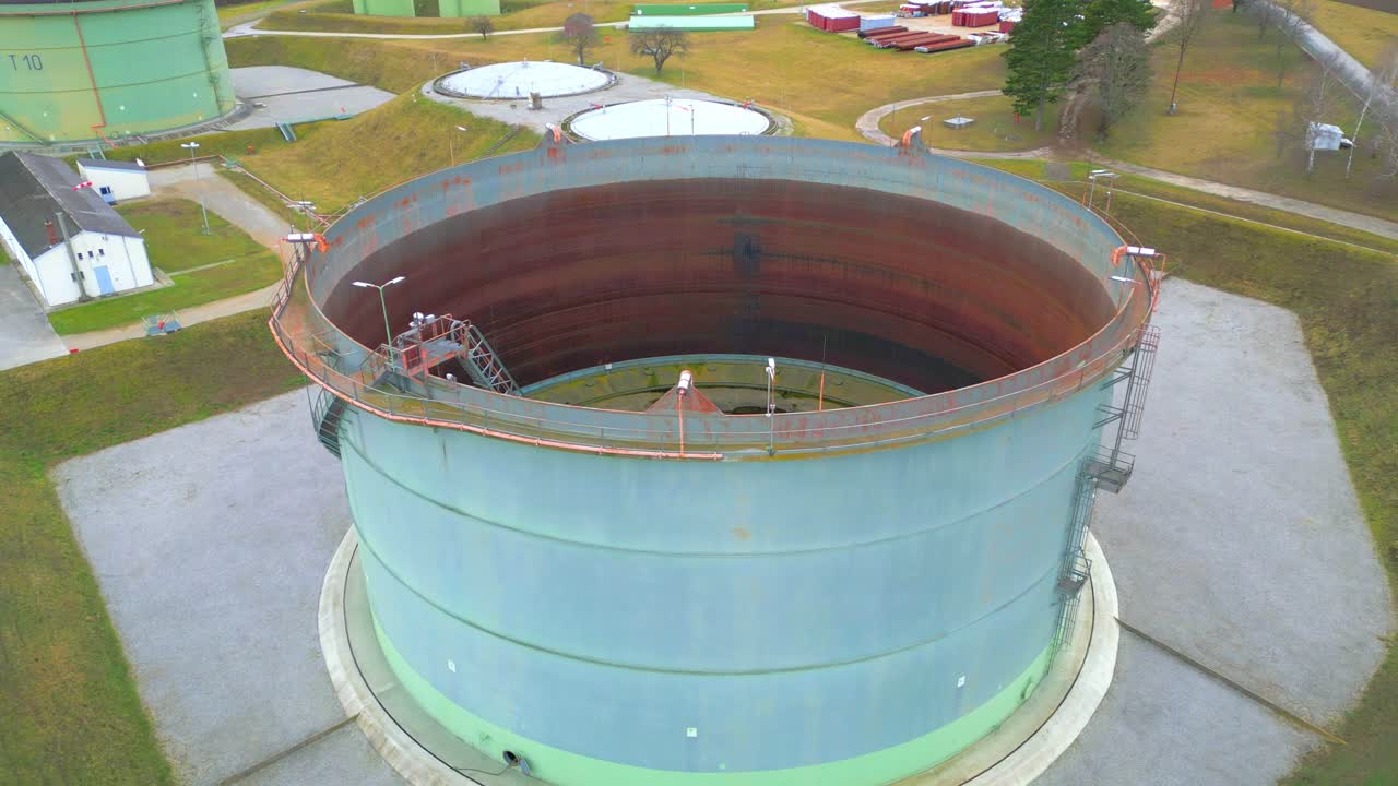 증기 배출을 줄이기 위해 상단에 지붕이 떠 있는 액체 저장 탱크