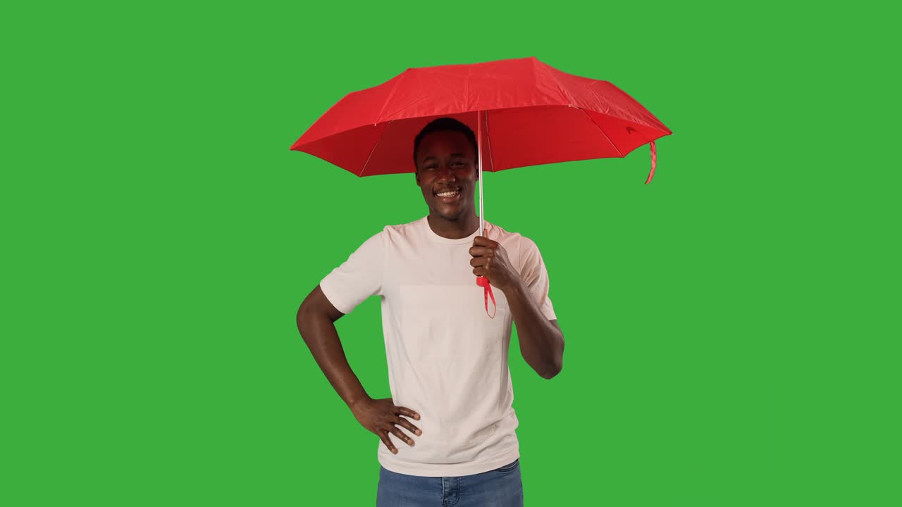Uomo che saluta e tiene un ombrello.