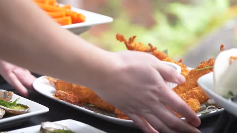 bocadillos saludables y comida en un plato blanco que se sirve como parte de la comida