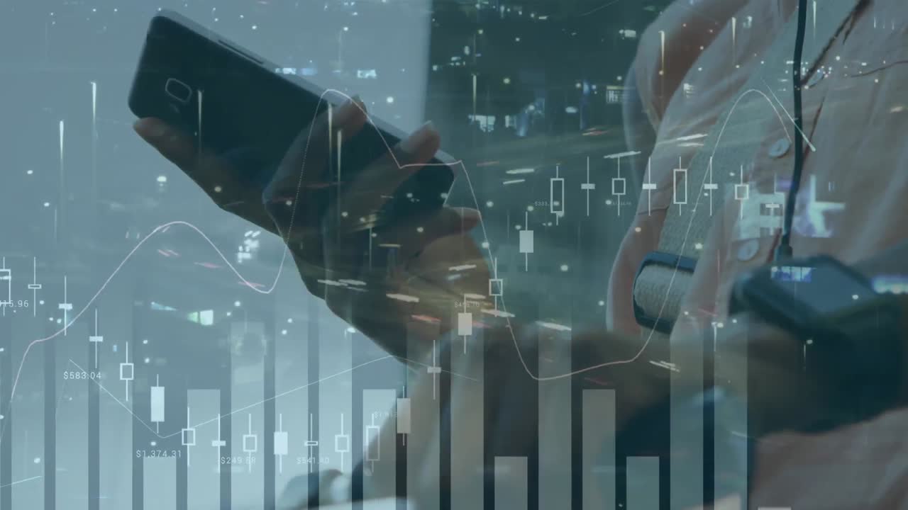 animación del procesamiento de datos financieros sobre una mujer afroamericana que usa un teléfono inteligente