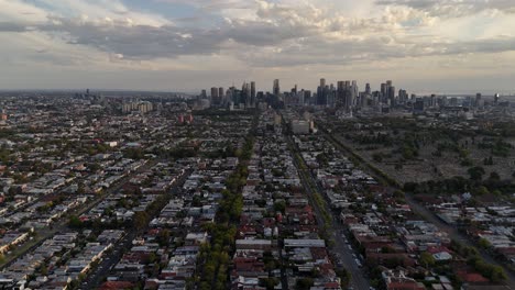 Absteigende-Luftaufnahme-Mit-Panoramablick-Auf-Den-Stadtteil-Brunswick-In-Melbourne,-Australien