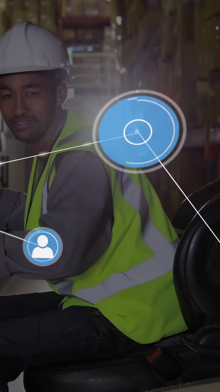 Vídeo vertical: Trabalhador de armazém virando, ícone azul crescendo, linhas de sobreposição se conectando para inventário