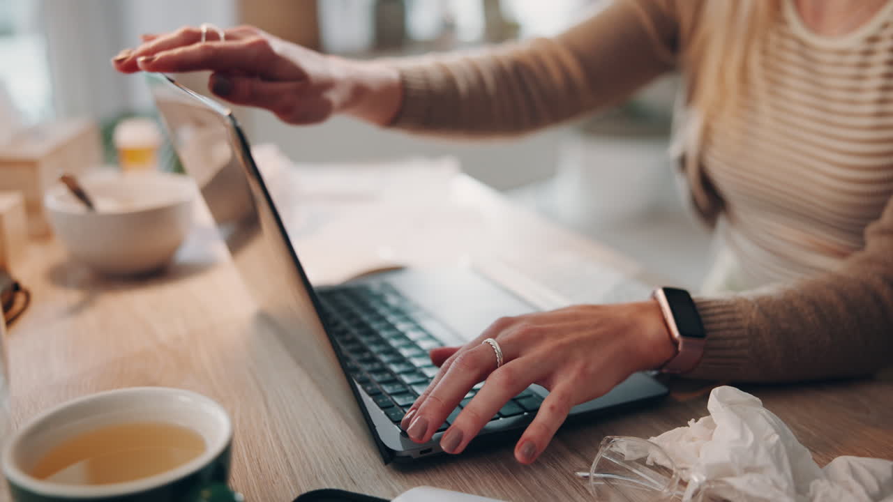 mujer abriendo su portátil en su escritorio de la oficina de casa
