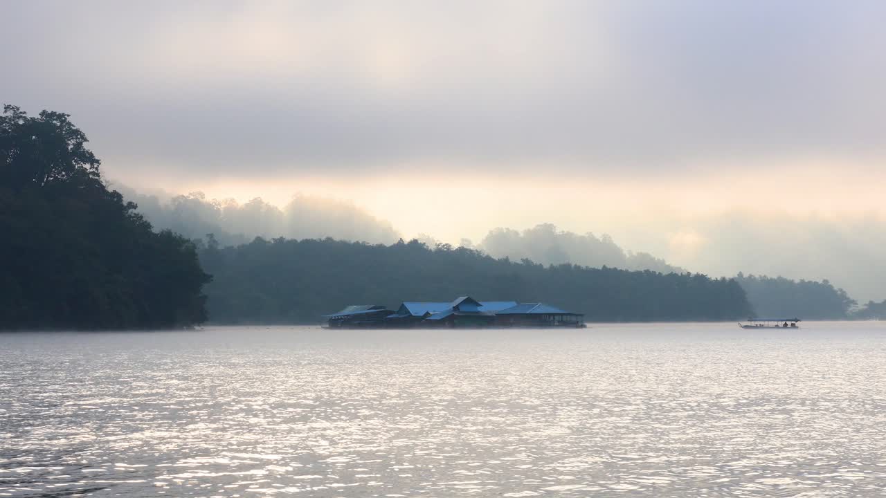 새벽에 조용한 호수의 타임스