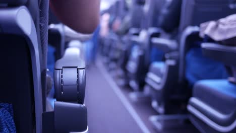 asientos de avión de pasajeros purpurados vacíos en la cabina,