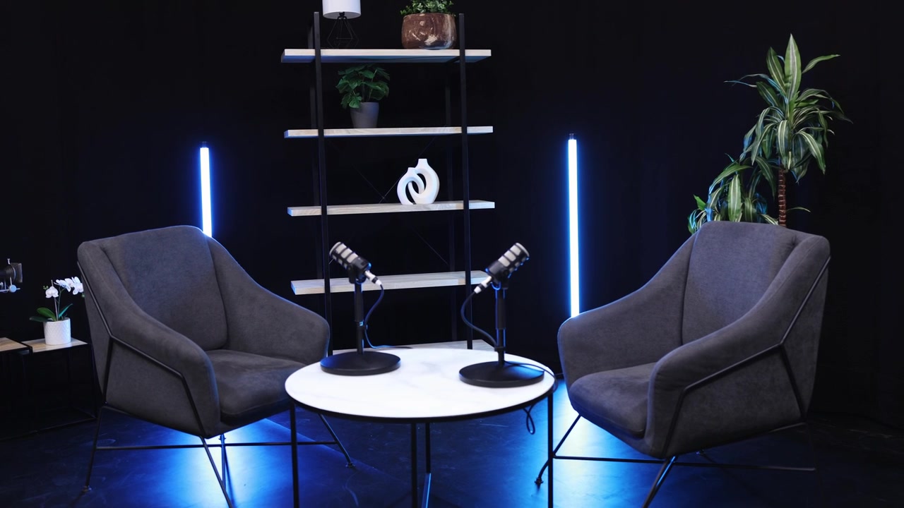 Configurazione di uno studio podcast moderno e vuoto con microfoni e illuminazione blu