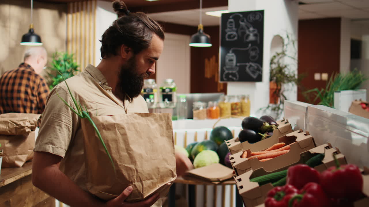cliente en una tienda de plásticos sin uso único