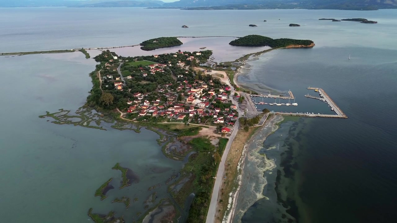 Korkealta kuvattu dronelaukaus seuraa rannikkotietä, joka johtaa ainutlaatuiseen Koronisian kalastajakylään, eristyksissä Amvrakianlahden keskellä, Kreikassa. Korkealaatuista 4K-matkamateriaalia