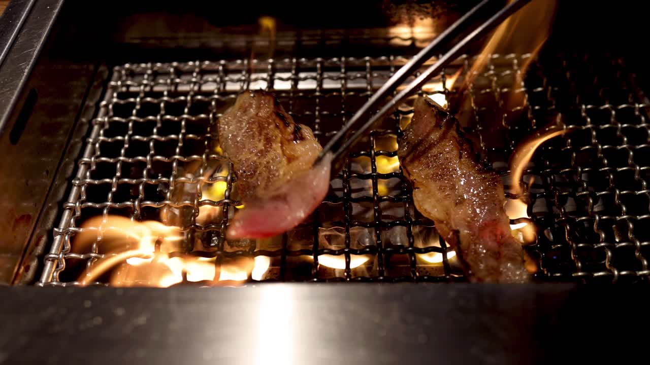 스테이크 가 김 을 하고 제공 하기 위해 준비 되고 있다