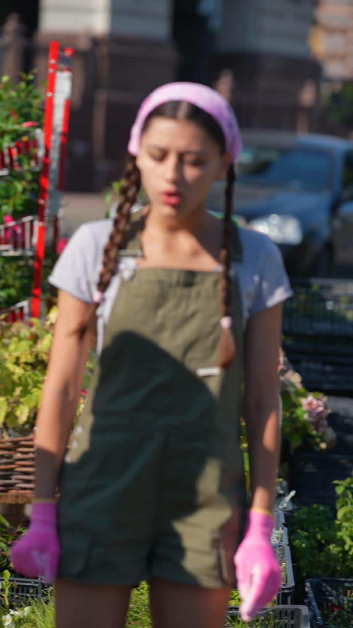 mujer vendiendo flores en el mercado al aire libre