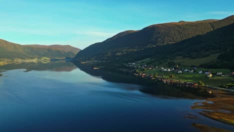 Antena-Sobre-Syvde-En-Un-Hermoso-Día-Soleado,-Municipio-De-Vanylven,-Noruega