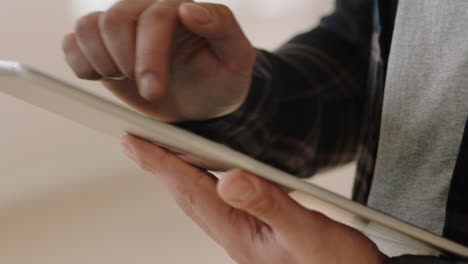cerrar las manos usando una tableta digital navegando en las redes sociales en un dispositivo móvil con pantalla táctil