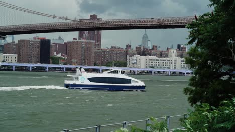 new york waterway boat. brooklyn bridge