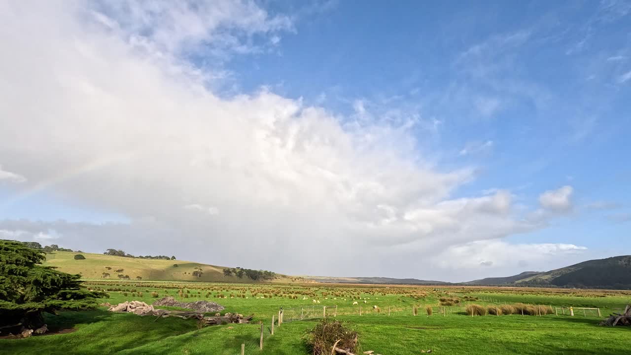 무지개와 구름이 있는 아름다운 풍경