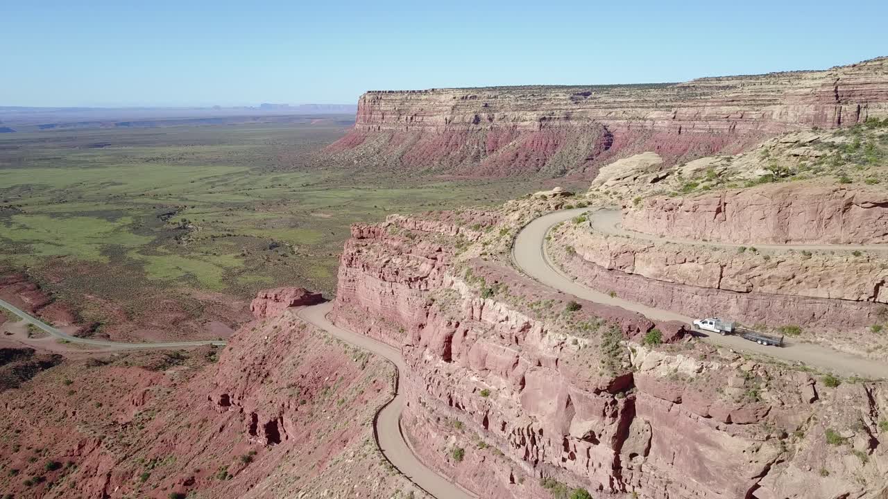 аэрофотосъемка движения автомобиля по опасной горной дороге моки дагвей нью-мексико пустыня юго-запад 6