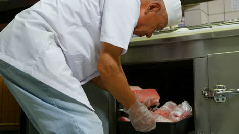 chef masculino preparando sushi en la cocina 4k