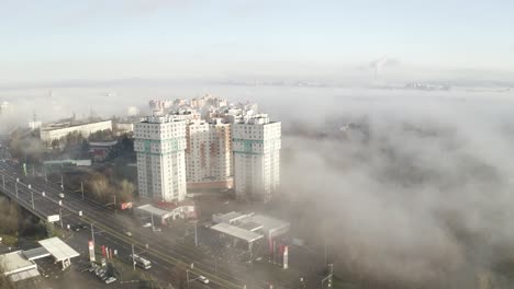 toma de drone de la ciudad en la niebla