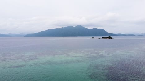 Vista-Aérea-Panorámica-De-La-Isla-Sangat-Y-El-Popular-Destino-De-Buceo-De-La-Segunda-Guerra-Mundial-En-Un-Día-Gris,-Nublado-Y-Nublado-En-La-Bahía-De-Coron,-Palawan,-Filipinas