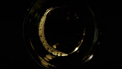 Bier-In-Glas-Gegossen-4k