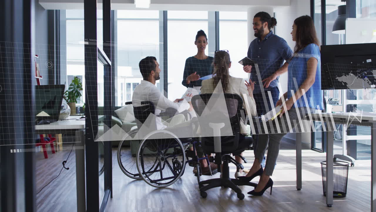 animación del procesamiento de datos financieros sobre diversas personas de negocios que se reúnen en la oficina