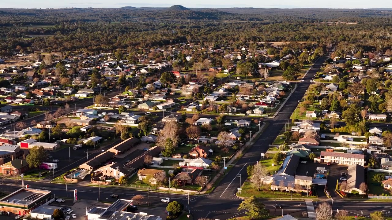 Droneskud fra høj vinkel af en stille landsby med beboelseshuse i Coonabarabran, Australien