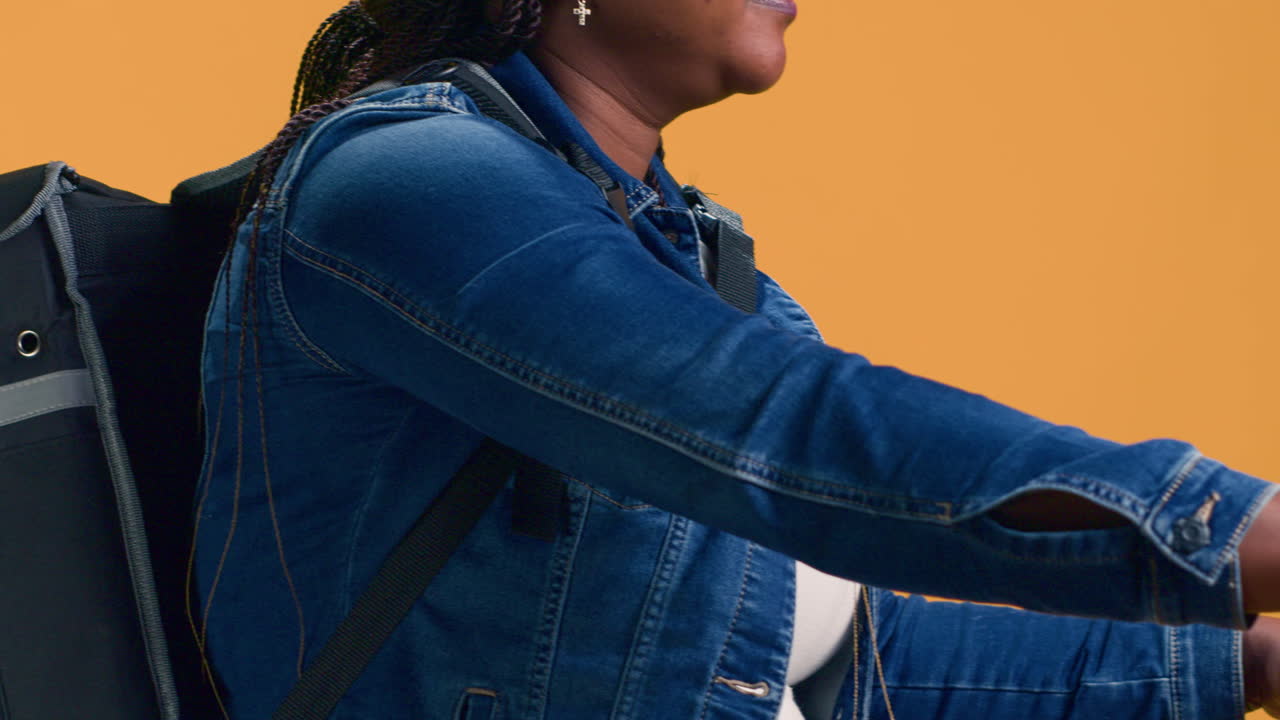 mujer que usa bicicleta para entregar paquetes