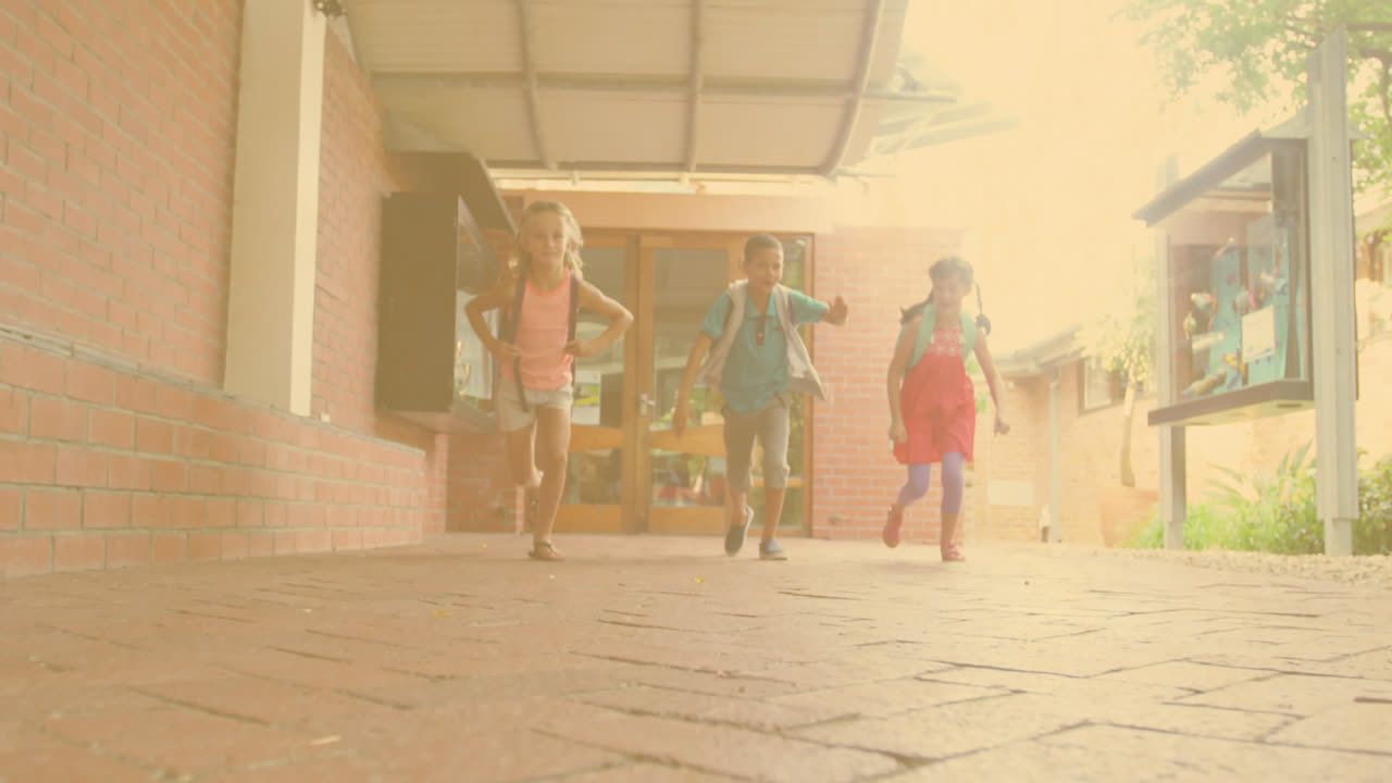 학교 복도에서 달리는 언어 거품 어린이에 대한 pow 텍스트