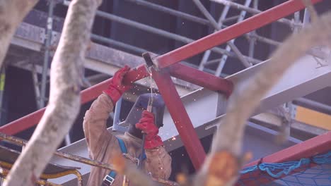 trabajador en la fabricación de construcción metálica de soldadura
