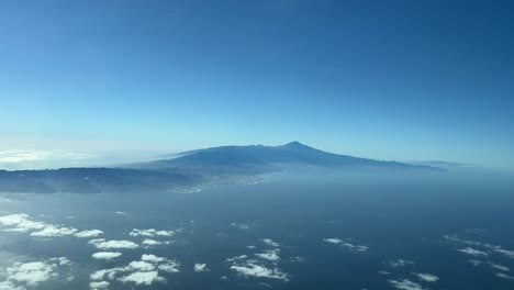 Luftaufnahme-Aus-Einem-Jet-Cockpit,-Sicht-Des-Piloten,-Der-Insel-Teneriffa,-Auf-Den-Kanarischen-Inseln,-Spanien,-In-Einem-Herrlichen-Winterliegeplatz