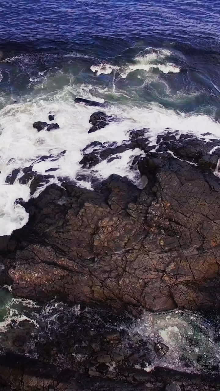 vista aérea de las olas que alcanzan una orilla en la playa